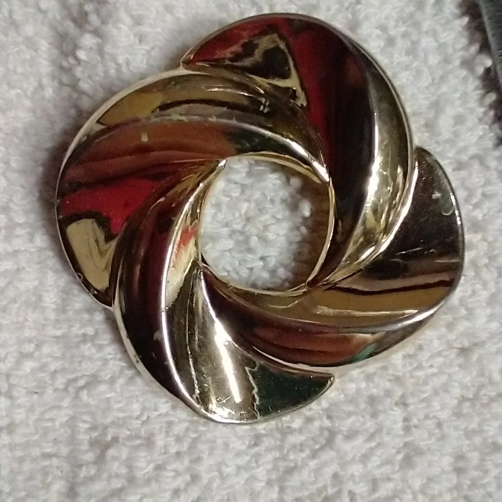 Goldtone scarf clip approx. 1.7/8 inch wide
